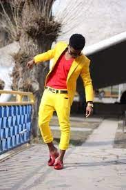 Como Combinar Blazer Amarillo Camiseta Con Cuello En V Roja Pantalon Chino Amarillo Mocasin De Ropa De Hombre Camisa Amarilla Hombre Estilo De Ropa Hombre