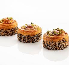 Bee Chef By Hans Ovando Sur Instagram Japanise Roll Ginger Sesame Praline Cream See You Soon In Beechef Online S En 2020 Patisserie Delicieux Gateaux Gastronomie