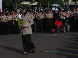 Ada juga polwan yang menggunakan celana panjang ketika bertugas di lapangan. Jilbab Ditunda Polwan Kecewa Tapi Nurut Atasan