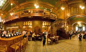 Berea casei de la caru' cu bere este o reteta unica despre care se spune ca a fost creata de fondatorul restaurantului mircea nicolae si care este preparata in fabrica de bere tuborg, care o data pe luna opreste productia proprie, se curata toate liniile, se igienizeaza. Caru Cu Bere Din BucureÈ™ti Locuridinromania Ro