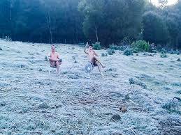 Só estou passando para mostrar que o inverno chegou com tudo aqui em marau tem ate geada para agradar quem curte o friooo. Que Frio Que Nada Dupla Posa So De Cueca E Chinelo Em Meio A Geada Do Rs Jornal O Sepeense