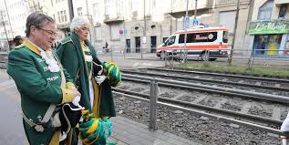 Karneval mit vielen menschen auf engem raum und alkohol sei derzeit schwer vorstellbar. Koln Laschet Gedenkt Opfer Polizist In Koln Vor Strassenbahn Gestossen Rheinische Anzeigenblaetter De