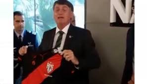 Torcedor de futebol gosta das tradições, mas, para clubes com apelo de público apenas regional, mudar ou adaptar seus símbolos pode ser uma boa saída para te. Bolsonaro Ganha Camisa Do Atletico Go Jornal Cinforme