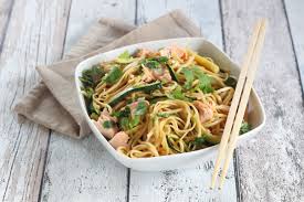 Recette Nouilles Chinoises Sautees Courgettes Et Saumon En Video Recette Recettes Nouilles Chinoises Diner Equilibre Nouilles Chinoises