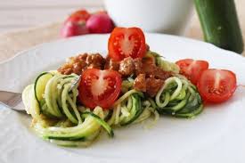 Zucchini Spaghetti Zoodles Mit Bolognese The Inspiring Life In 2020 Tomatensosse Einkochen Tomatensosse Lebensmittel Essen