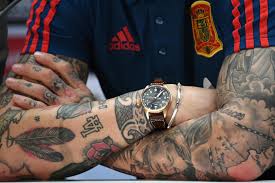 Ramos, a man not afraid of the tattooist's needle, now proudly wears the numbers 19, 32, 35 and 90+ on his left hand. Fussballer Tattoos Bemalte Krieger So Weit Das Auge Reicht Kolner Stadt Anzeiger