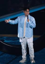 許廷鏗和King撞衫事件引起全城討論｜他們不約而同穿上的「病人褸 ...