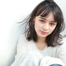 髪型もシンプルで自然体にノームコアなヘアスタイルでナチュラル