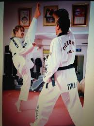 18 de diciembre de 1971, roma) es una reconocida actriz de cine, teatro y televisión italiana. Claudia Gerini Come Picchia Non Solo Sexy Cintura Nera Di Arti Marziali Libero Quotidiano