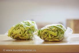In congelator o solutie pentru pastrarea verdeturilor este congelatorul. Cum Se Congeleaza Fasolea Verde Bucatar Maniac Blog Culinar Cu Retete