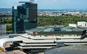 Auf elf teststraßen wird jeder einzelne vor dem austria center vienna auf eine mögliche infektion getestet. Vor Weihnachten Noch Zum Schnelltest Beim Austria Center Vienna Mnews Medianet At