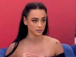 Emri që fshihet pas klipeve, kush është personi që ju garanton suksesin  këngëtarëve?