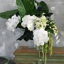 Pin By Jillian Lim On Wedding Inspo Flower Arrangements Modern Floral Arrangements Modern Flower Arrangements