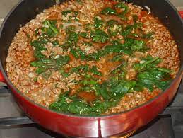 Se pune orezul împreună cu 3 linguri de roşii decojite cuburi peste carne şi ceapă. Spanac Cu Carne Tocata Si Orez