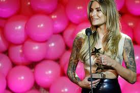 Sie hat sich unter die nadel gelegt und ihren arm mit einem weiteren großen tattoo verzieren lassen. Sophia Thomalla Dieses Tattoo Lasst Sie Sich Entfernen Gala De