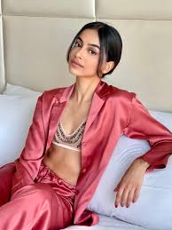 Banita Sandhu - Free pics, galleries & more at Babepedia