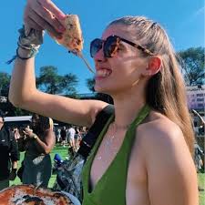 emily kiesling 🖤 (@emkiesling)