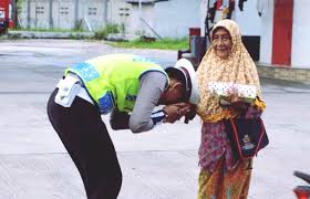 Hasil gambar untuk anak mencium tangan orang tua