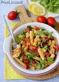 180 gr di pasta (io ho usato le farfalle) 100 gr di salmone affumicato, 100 gr di pomodorini, prezzemolo, il succo di 1/2 limone, sale. Pasta Fredda Con Salmone Rucola E Pomodorini