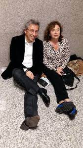 Can dündar'ın tutuklanmasının ardından konuşan eşi dilek dündar, olayı basına yapılmış bir darbe olarak niteledi. Can Dundar Ve Esi 28 Evlilik Yildonumunu Yerde Kutlamak Zorunda Kaldi