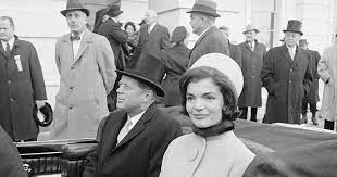 Dagonews jackie kennedy e lee radziwill 2 un'infanzia idilliaca a east hampton e due sorelle unite, ma non abbastanza per superare gelosie e rivalità. The Jackie Kennedy Look Book