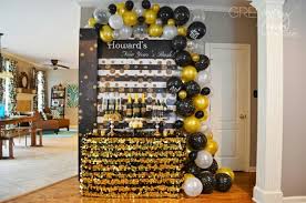 Black and white would obviously be the dresscode for this theme party. 1001 18th Birthday Ideas To Celebrate The Transition Into Adulthood