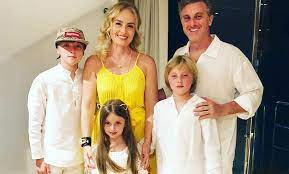 O garoto, que na época tinha 11 anos de idade, se feriu enquanto praticava wakeboard, um esporte aquático praticado sobre uma prancha diferente de surf. Luciano Huck E Angelica Fazem Missa Em Agradecimento A Recuperacao Do Filho Folha Pe