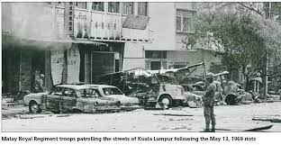 Masa itu kuala lumpur berada dalam selangor lagi, dan masa itu lah, kalau baca kertas putih berkenaan 13 mei, secara ringkas sahajalah, bahawa 13 mei. Malaysia Military Power Peranan Angkatan Tentera Malaysia Ketika Tragedi 13 Mei 1969 Kredit Kepada Panggilan Pertiwi Mereka Telah Bertungkus Lumus Memulihkan Keadaan Tanpa Mengira Agama Dan Kaum Di Samping Mengembalikan Kepercayaan Antara