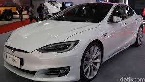 Electric cars, giant batteries and solar. Rekor Mobil Listrik Tesla Tembus 646 Km Dengan Sekali Cas