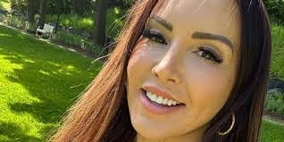 Amber Johansen's Instagram, Twitter & Facebook