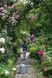 Die seiten sind rote tupfen, wie die rückseite der tasche ist. 11 Tipps Fuer Einen Pflegeleichten Garten Weniger Arbeit Mehr Genuss In 2020 Cottage Garten Pflegeleichter Garten Garten