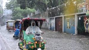 বৃষ্টিতে ঢাকায় জলাবদ্ধতা, ঈদযাত্রা ও গরুর হাটে ভোগান্তি