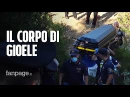 Davide mondello, papà di gioele e marito di viviana parisi, con mariella e claudio mondello a la vita in diretta al microfono di sara verta. Morte Di Gioele Mondello Figlio Di Viviana Parisi Le Lacrime Del Padre Mentre Portano Via La Bara Youtube