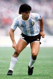 Diego maradona kissing the world cup after victory in 1986. Pele Und Maradona Die Rivalen Feiern Runde Geburtstage
