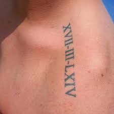 Los diseños de tatuajes geométricos que tienen flores y números romanos son bastante populares en estos días. Pin En Tatuajes De Fechas