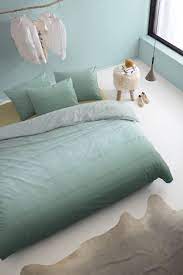 minimalistische slaapkamer met pastel groen en wit pastel white dekbedovertrek slaapkamer slaapkamerideeen