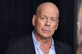 Born in germany to a german mother and american father. Bruce Willis Er Verweigert Den Mund Nasen Schutz Gala De