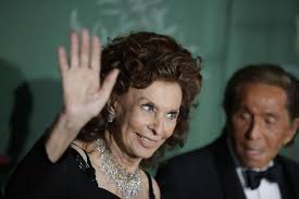 See more ideas about sophia loren, sofia loren, sophia. Sophia Loren Valentino Receive Standing Ovation In Milan