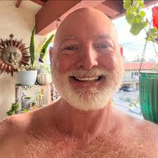 I am grateful my new rescue Jasmine only needed two days to feel  comfortable enough to start roaming around and enjoying her new forever  home.♥️