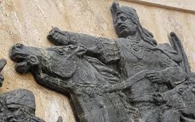 După anul 2000, lipsa de interes față de acest monument a dus la degradarea accentuată. O Statuie A Lui Stefan Cel Mare Din Suceava A Fost VandalizatÄ Sabia Domnitorului A Fost SmulsÄ De Pe Soclu