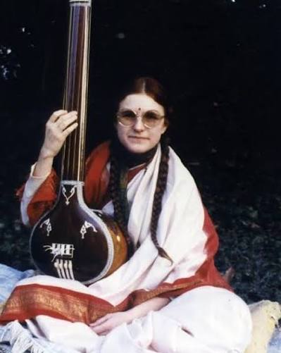 Chantal Boulanger devoted over a decade in India (1980-1996) conducting extensive research into learning and documenting types of saree drapes of India. Her book, 'Saris: An Illustrated Guide to the Indian Art