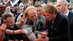 Ce vendredi 9 février, les victoires de la musique diffusées sur france 2 ont rendu hommage à johnny hallyday, décédé le 6 décembre dernier des en janvier dernier, c'est tf1 qui avait diffusé un concert hommage au compagnon de laeticia hallyday. Voici Pourquoi Les Fans De Johnny Hallyday Boycottent Les Victoires De La Musique