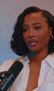 Nicole Dear's Instagram, Twitter & Facebook