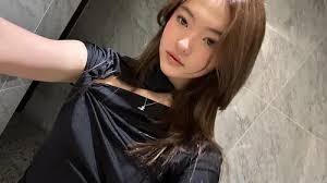 Jisoo BLACKPINK Tunjukkan Dukukan untuk Ella, Anggota Girl Group MEOVV  Pertama