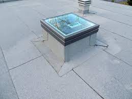 installation d un toit plat avec puit de lumiere toit plat fenetre de toit plat fenetre de toit