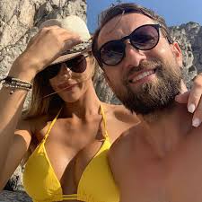 Dani oțil și gabriela prisăcariu vor deveni părinți. Dani OÈ›il A Cerut O In CÄƒsÄƒtorie Pe Iubita Sa Gabriela PrisÄƒcariu Cum AratÄƒ Inelul Tvmania Ro