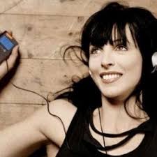 99 luftballons auf ihrem weg zum horizont hielt man fuer ufos aus dem all darum schickte ein general. 99 Luftballons Paroles Nena Video Lyric Greatsong