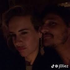 Die junge Sarah Paulson und Pedro Pascal als wunderschönes, bezauberndes  und ikonisches Duo : r/Fauxmoi