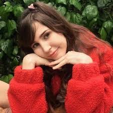 Adele Andrews's Instagram, Twitter & Facebook