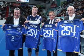 Equipe de france volley 2019. Volley Errea Celebre La Carriere D Hubert Henno Avec Un Maillot Collector Sportbuzzbusiness Fr